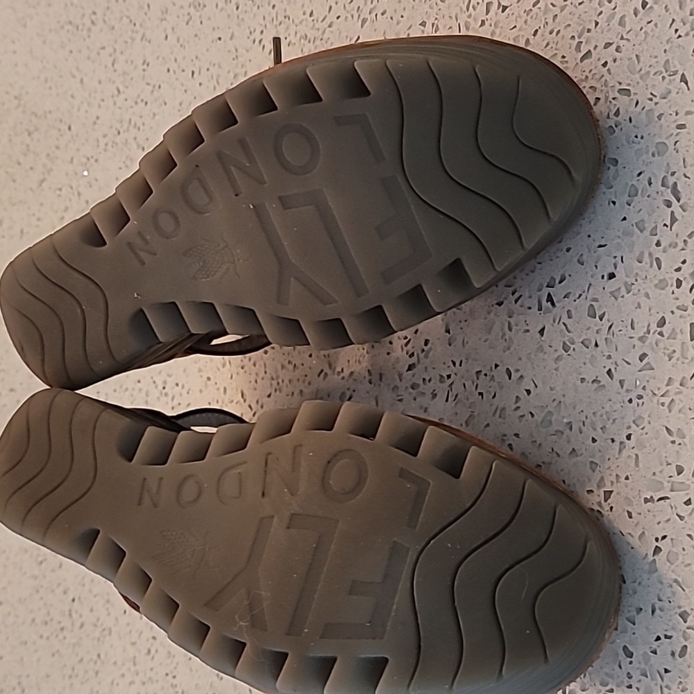 Fly London bronze sandals 9.5 - 10 . - Picture 11 of 12